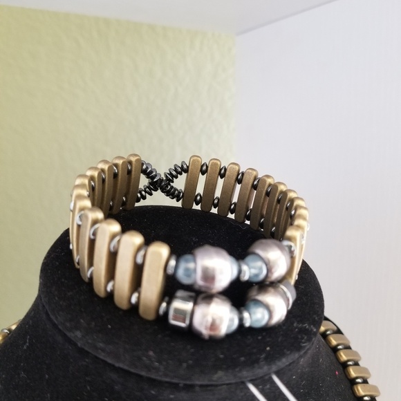 A necklace and bracelet set - Picture 3 of 3